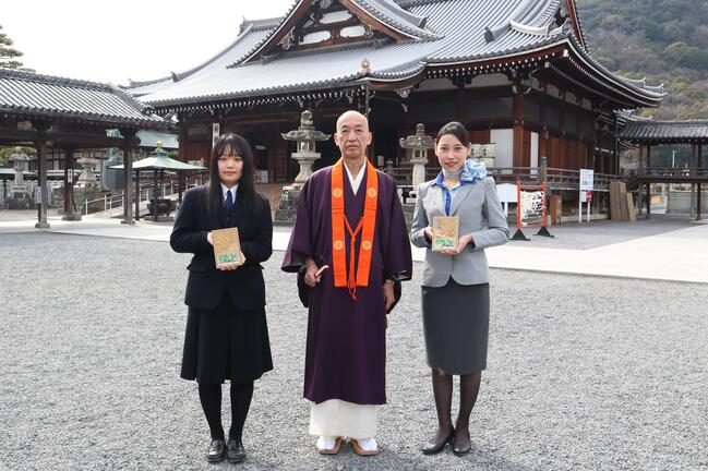 善通寺マスコットキャラクターを考案した善通寺第一高校の中上真成美さん(左側)