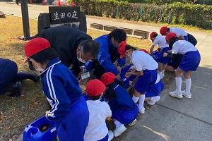 池田小学校の子どもたちが、開校のお祝い用に チューリップの球根を植木鉢に植える
