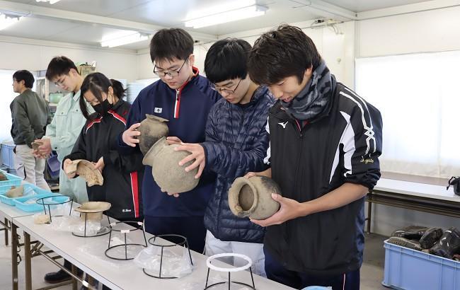 これまでの発掘調査で出土した土器を実際に触ってみる