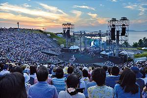 デュークが主催した小田和正さんおライブ=7月、さぬき市野外音楽広場テアトロン