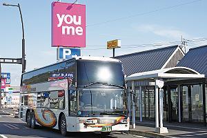 乗用車325台の無料駐車場を持つゆめタウン高松停留所=高松市上天神町