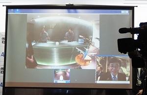 スクリーン中央が、東京・汐留のANA本社に設置したアバターが映した映像