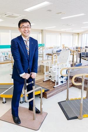手すりの位置を高くした「U-ケア」に体をあずける古瀬さん =さぬき市津田町のシコク本社展示ルーム