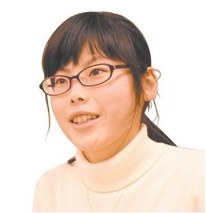 四国学院大学文学部人文学科3年　亀井優和（ゆうか）さん 新入生のオリエンテーションを実施する委員会と 学祭実行委員会に所属。高松空港で働くことが目標。