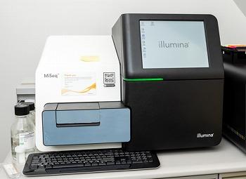 遺伝子を解析する最新検査機器「次世代シーケンサー」