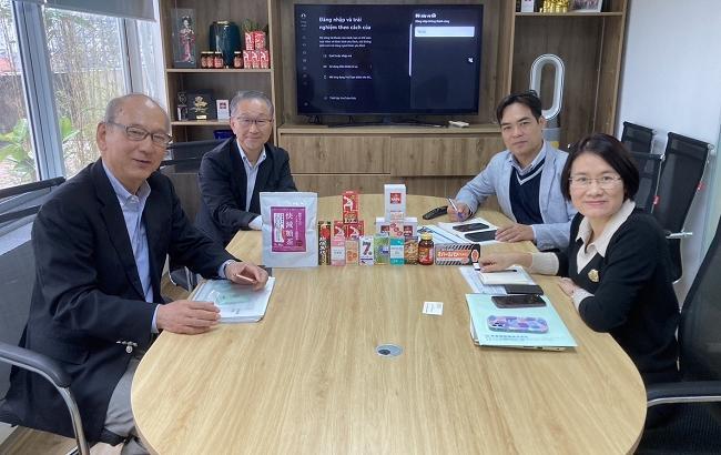 ベトナムの顧客と商談にのぞむ濱田康則会長