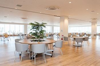 瀬戸内海が望める社員食堂