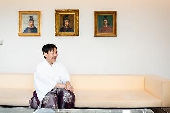 琴陵さんお気に入りの緑黛殿の貴賓室。 壁には明治以降の歴代宮司の肖像画が飾られている