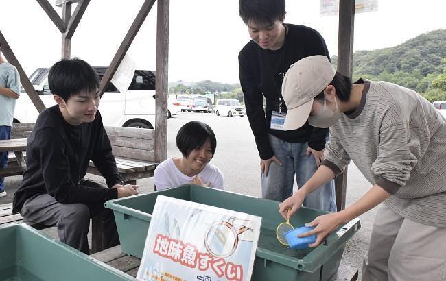 人工保全池で増えすぎたお魚と触れ合えるコーナーも
