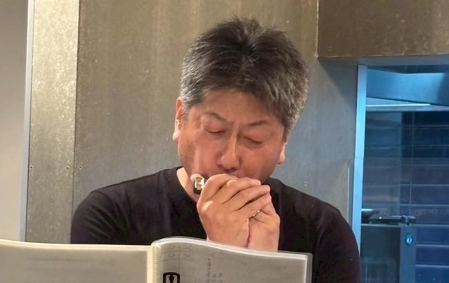 「音楽は心のリズムを整えてくれます」と語る西村さん。趣味のブルースハープにも熱が入る。