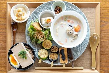 仁尾興産が運営するカフェ「にがり衛門」で 提供されている豆腐と塩を使ったランチ