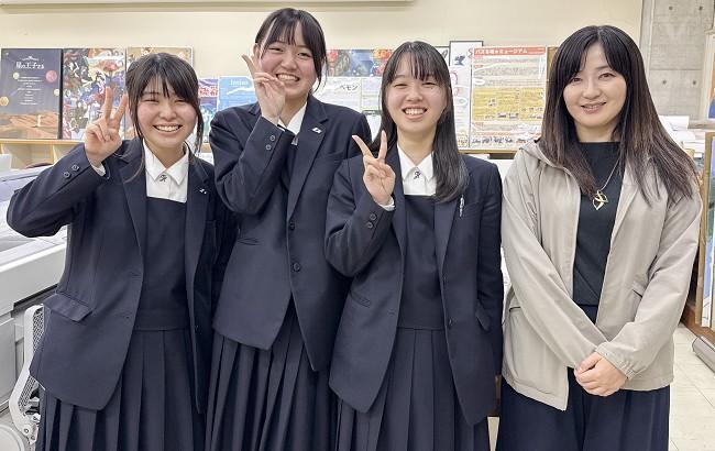 笑顔の奥にある達成感。作品づくりをやり切った３人と西澤先生