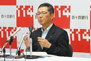 決算発表の記者会見を行う綾田さん＝5月12日