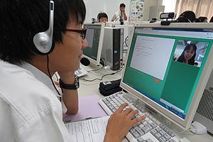 オンライン英会話の授業の様子 =高松市鬼無町の香川誠陵中学校・高校