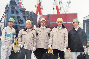 四国の最大級造船ドックで(中央)