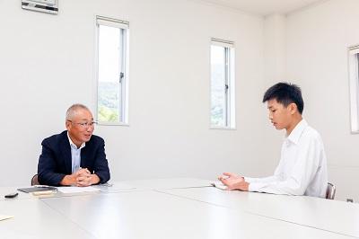 高畑社長(左)に質問する南條太志さん