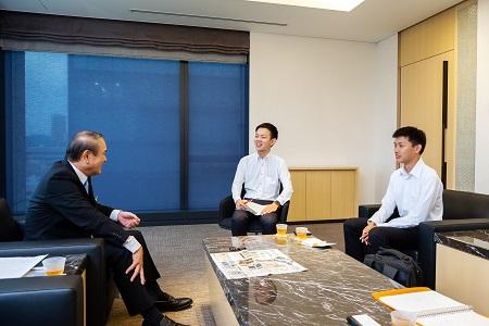 山田頭取に質問する瀬戸雅也さん(中央)と南條太志さん(右)
