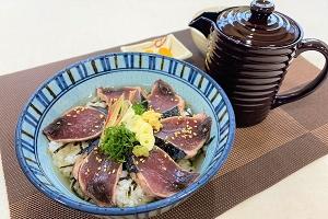「鰹タタキのだし茶漬け」
