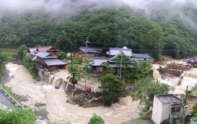 成16年、台風15号による観音寺市内の土石流発生後の様子（写真提供：香川県）