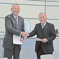 メインスポンサー契約を結んだ レクザムの岡野晋滋社長(左)と カマタマーレ讃岐の 山下幸男社長(当時)