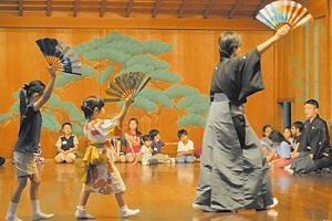 能ワークショップの様子=梅若能楽学院会館