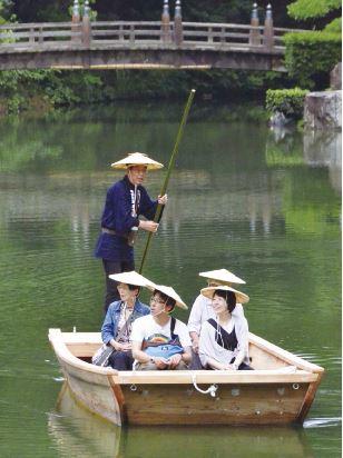 栗林公園の木造遊覧船・千秋丸。30分かけて南湖を1周する。 「殿様気分が味わえる」と人気だ=朝日新聞社提供