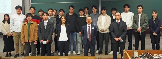 大阪大学での最終講義を終え研究室メンバーと（2022年3月）
