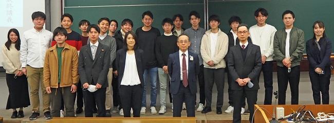 大阪大学での最終講義を終え研究室メンバーと(2022年3月)